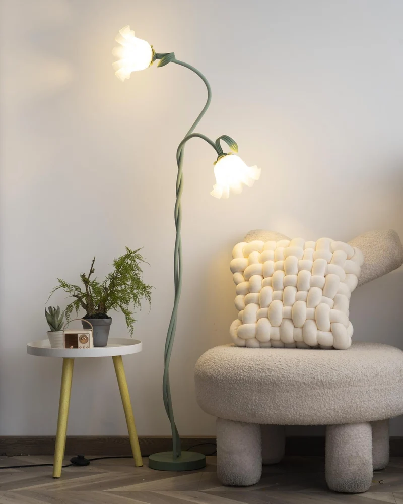Flot Gulvlampe med Blomstrede Glas og Varm LED-belysning