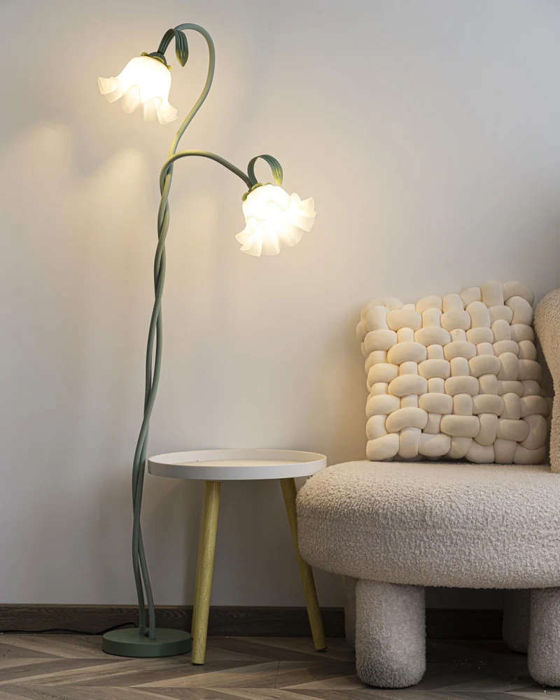 Flot Gulvlampe med Blomstrede Glas og Varm LED-belysning