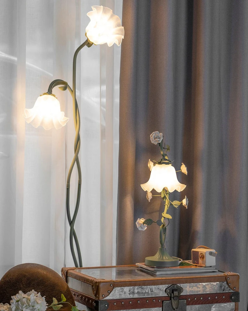 Flot Gulvlampe med Blomstrede Glas og Varm LED-belysning
