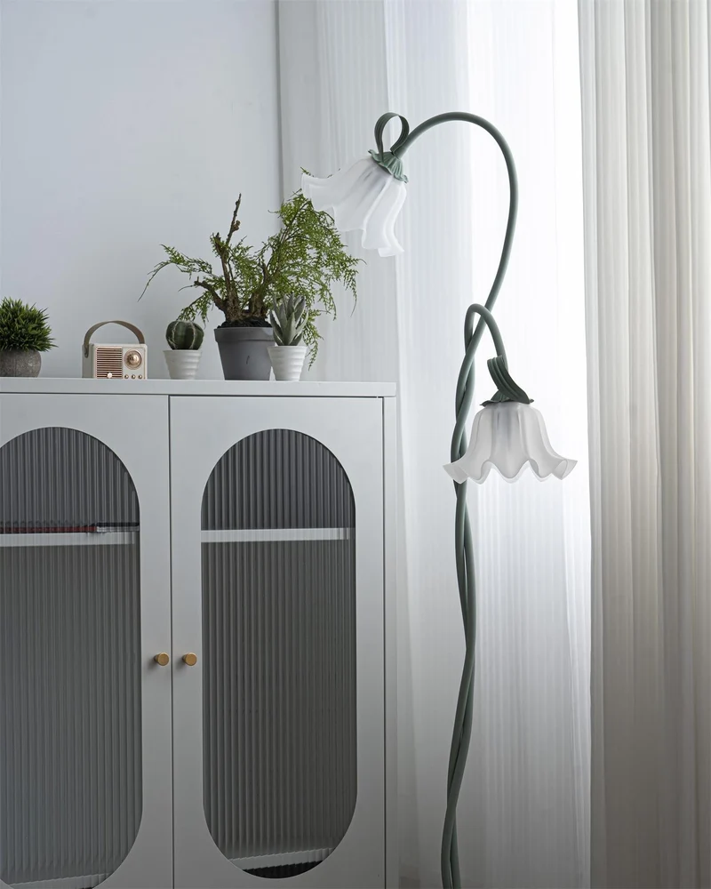 Flot Gulvlampe med Blomstrede Glas og Varm LED-belysning