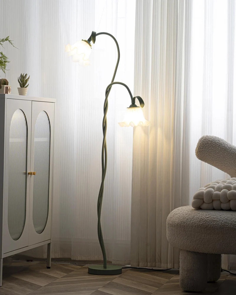 Flot Gulvlampe med Blomstrede Glas og Varm LED-belysning
