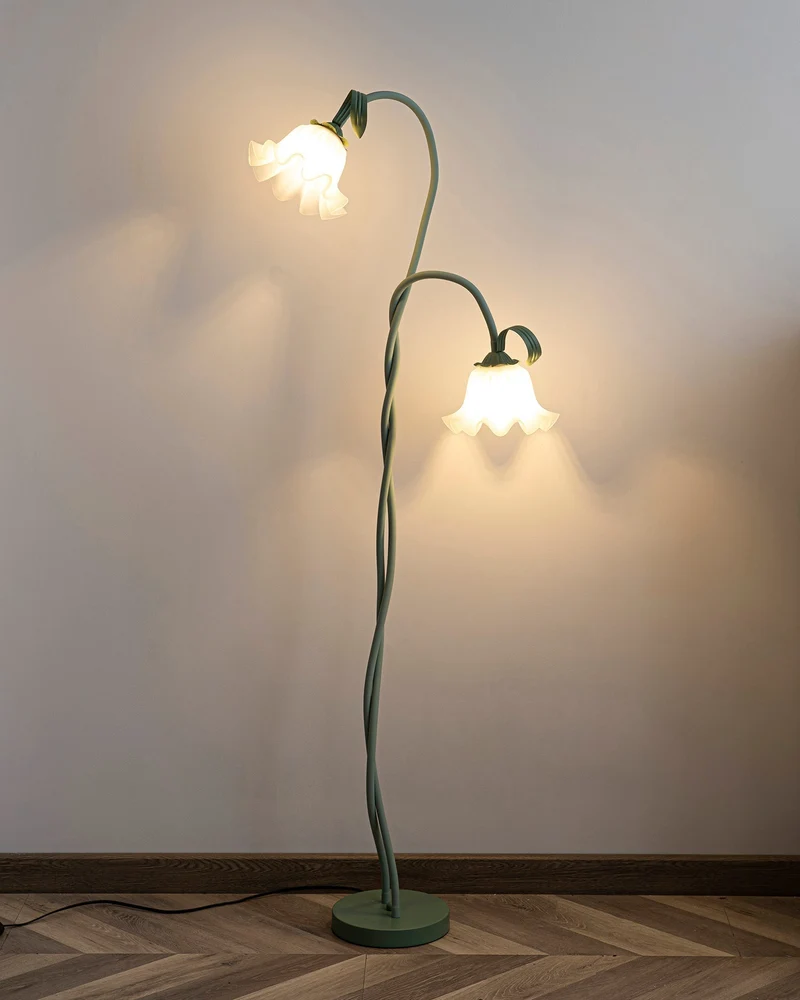Flot Gulvlampe med Blomstrede Glas og Varm LED-belysning