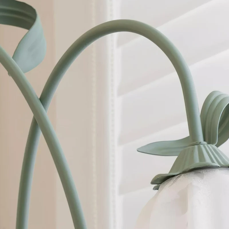 Flot Gulvlampe med Blomstrede Glas og Varm LED-belysning