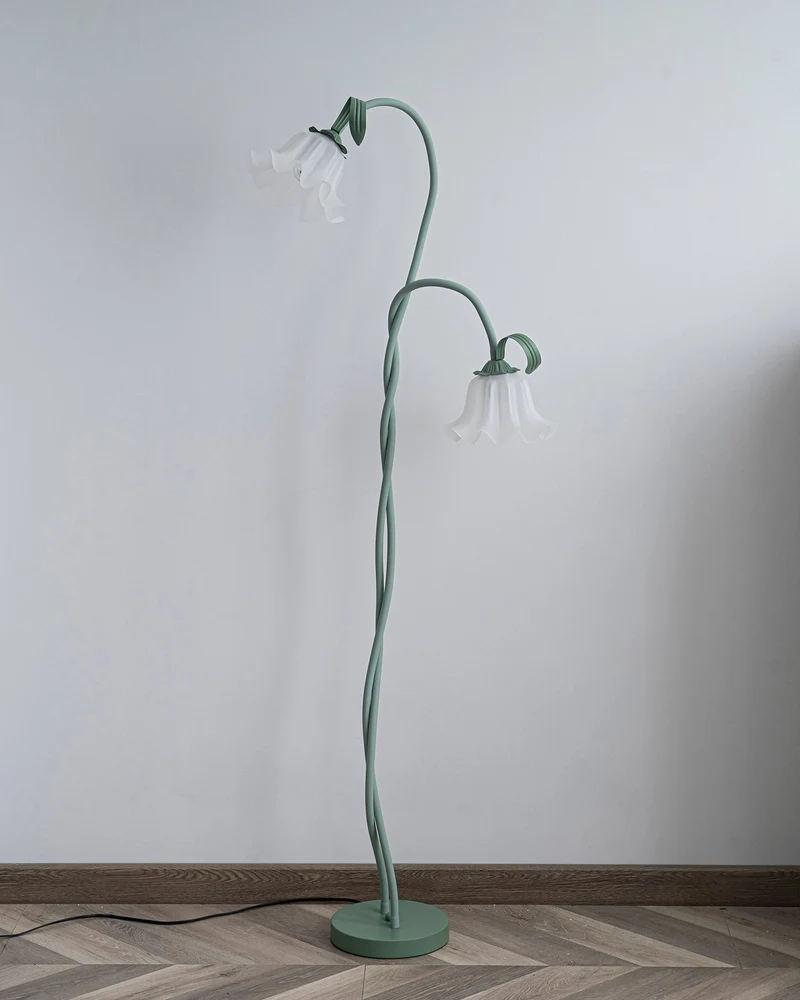 Flot Gulvlampe med Blomstrede Glas og Varm LED-belysning