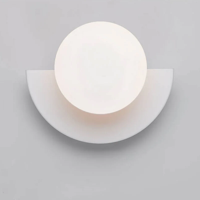 Moderne Glas Væglampe med Farverig Base og Stilfuld Belysning
