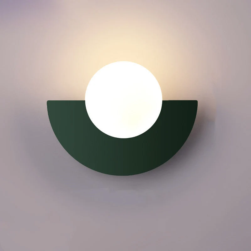 Moderne Glas Væglampe med Farverig Base og Stilfuld Belysning