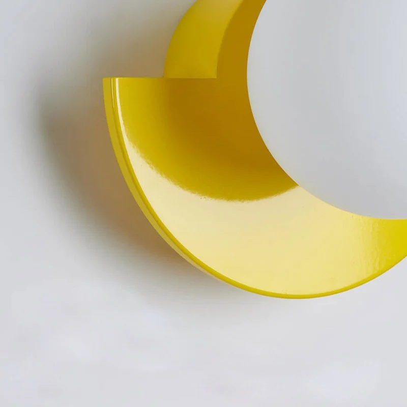 Moderne Glas Væglampe med Farverig Base og Stilfuld Belysning