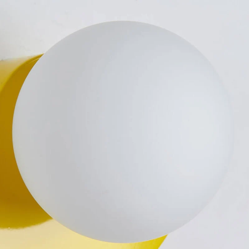 Moderne Glas Væglampe med Farverig Base og Stilfuld Belysning