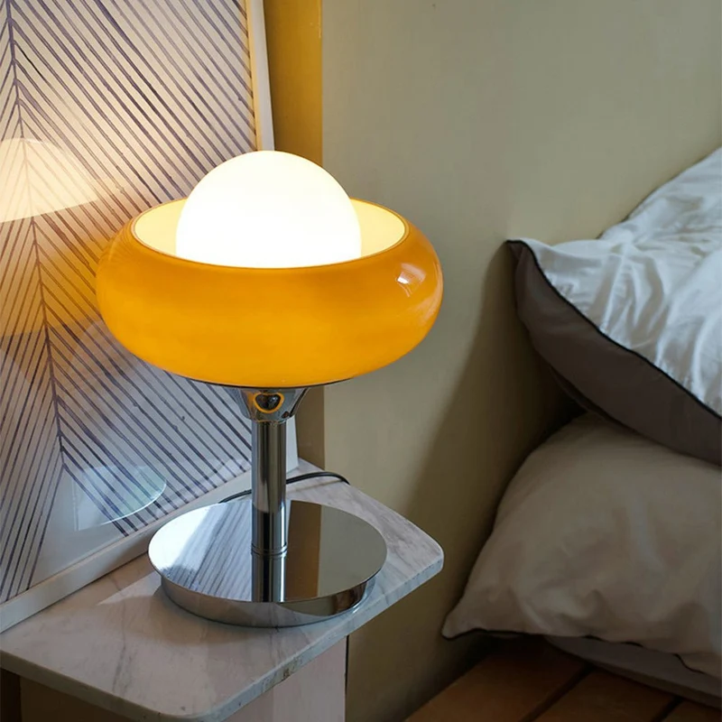 Retro Bordlampe i Gult Glas – Skab Hygge og Stil