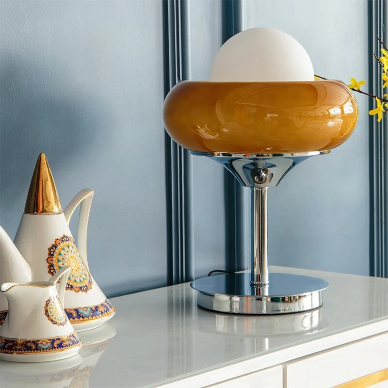 Retro Bordlampe i Gult Glas – Skab Hygge og Stil