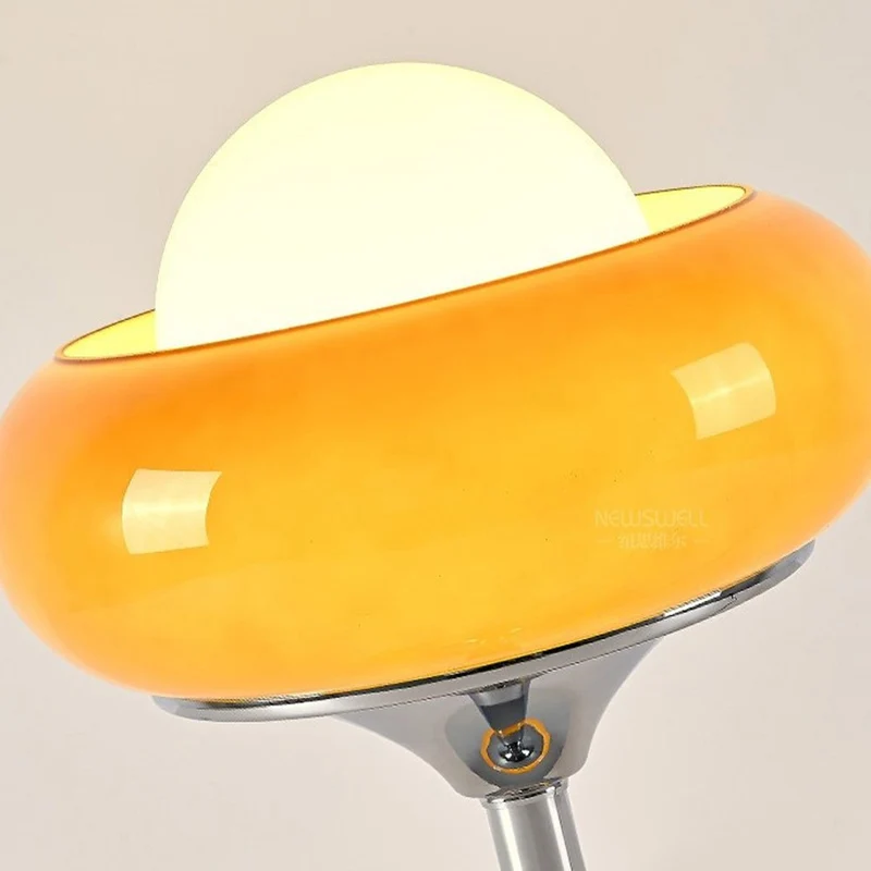 Retro Bordlampe i Gult Glas – Skab Hygge og Stil