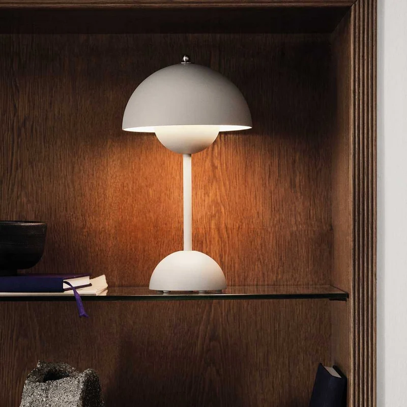 Moderne Jern Natbordslampe – Energibesparende & Stilfuld