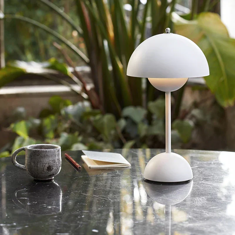 Moderne Jern Natbordslampe – Energibesparende & Stilfuld