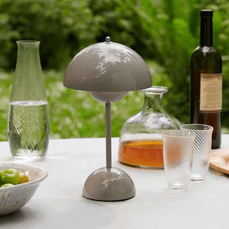 Moderne Jern Natbordslampe – Energibesparende & Stilfuld
