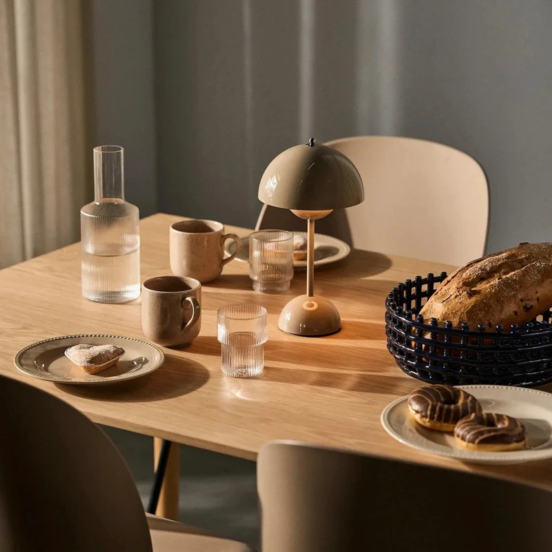 Stilfuld Natlampe i Metal med Touch Sensor og Justerbart Lys