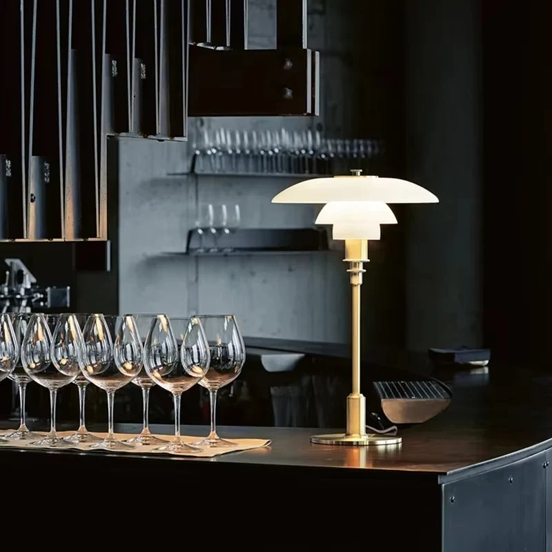 Elegant Natlampe med Glas Skærm og Justerbar Lysstyrke