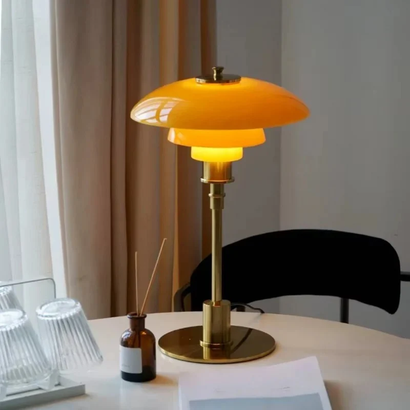Elegant Natlampe med Glas Skærm og Justerbar Lysstyrke