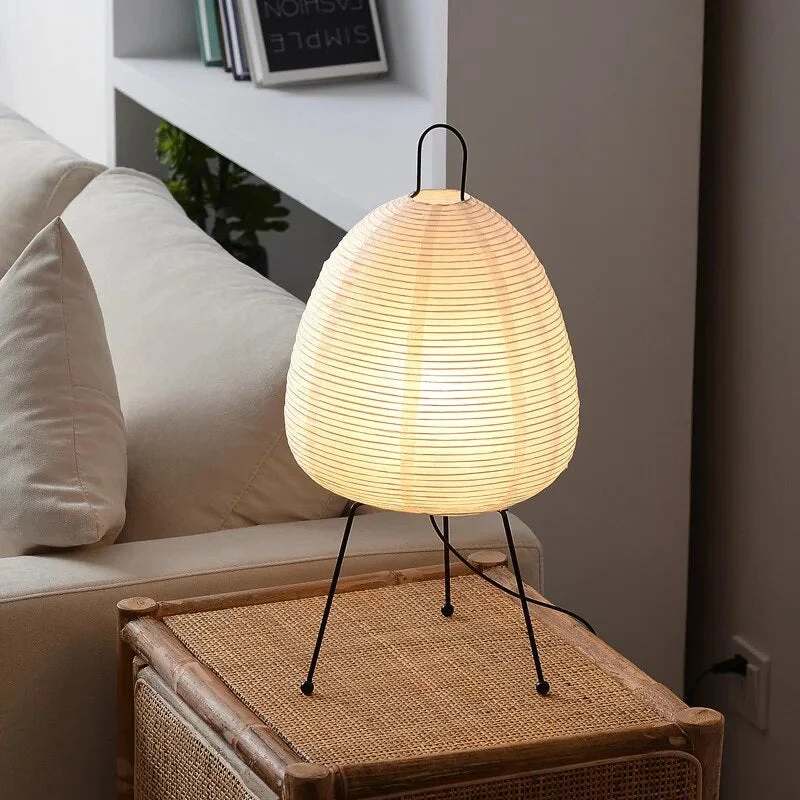 Elegant Natlampe med Rispapirskærm og Tripod Base