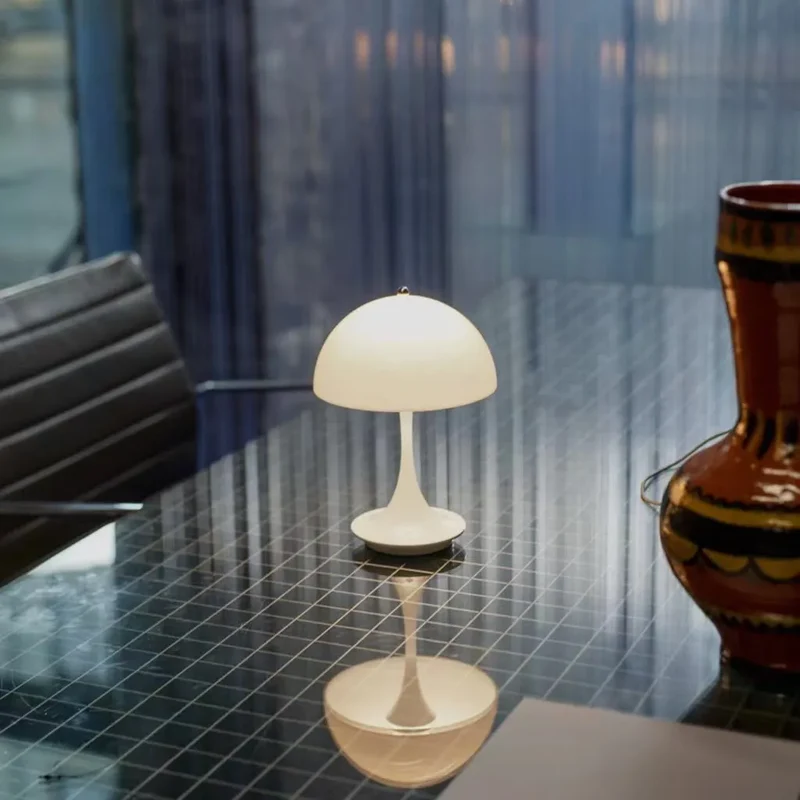 Trådløs Natlampe med Genopladelig LED og Stilrent Design