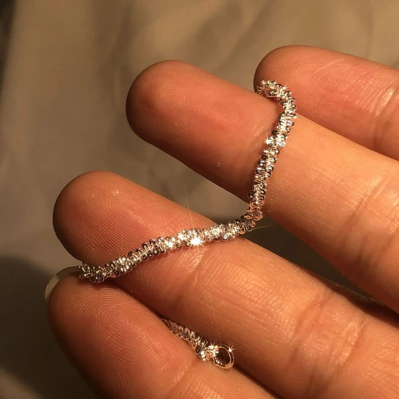 Elegant Sølv Armbånd med Vandinspireret Design, Perfekt Gave