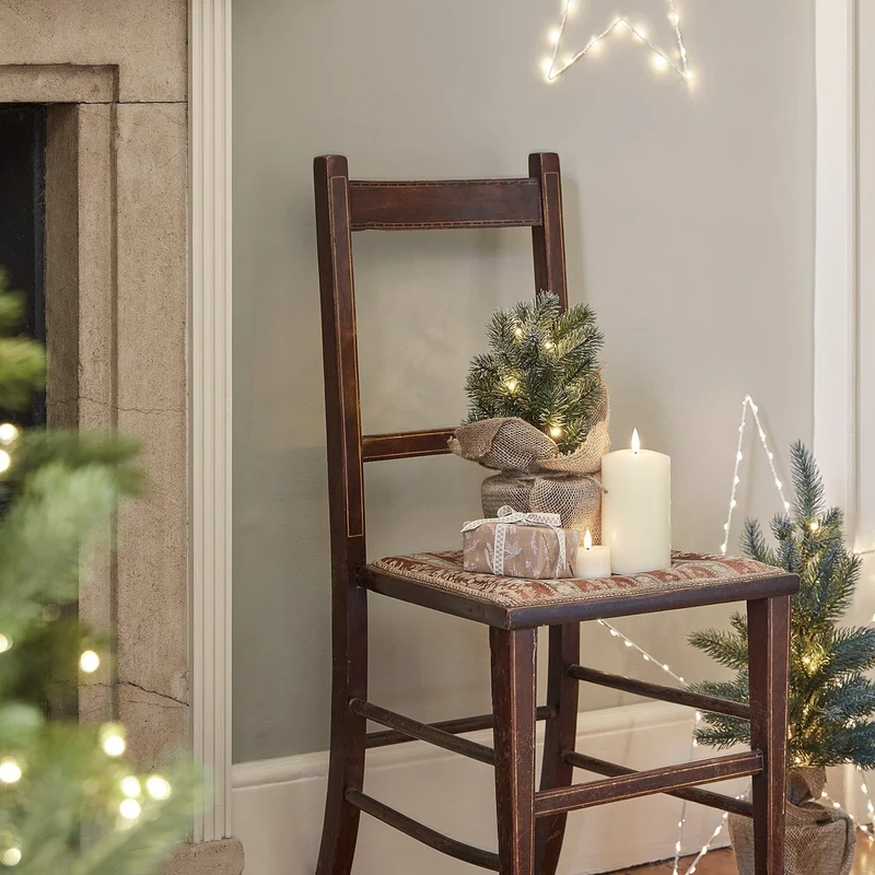 Mini Juletræ med Frostet Look og Varme LED Lys