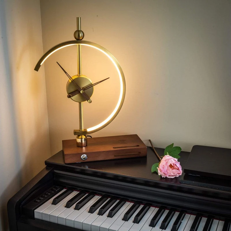 Smart LED Lampe i Træ med Ur og Trådløs Opladning