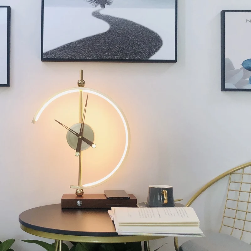 Smart LED Lampe i Træ med Ur og Trådløs Opladning