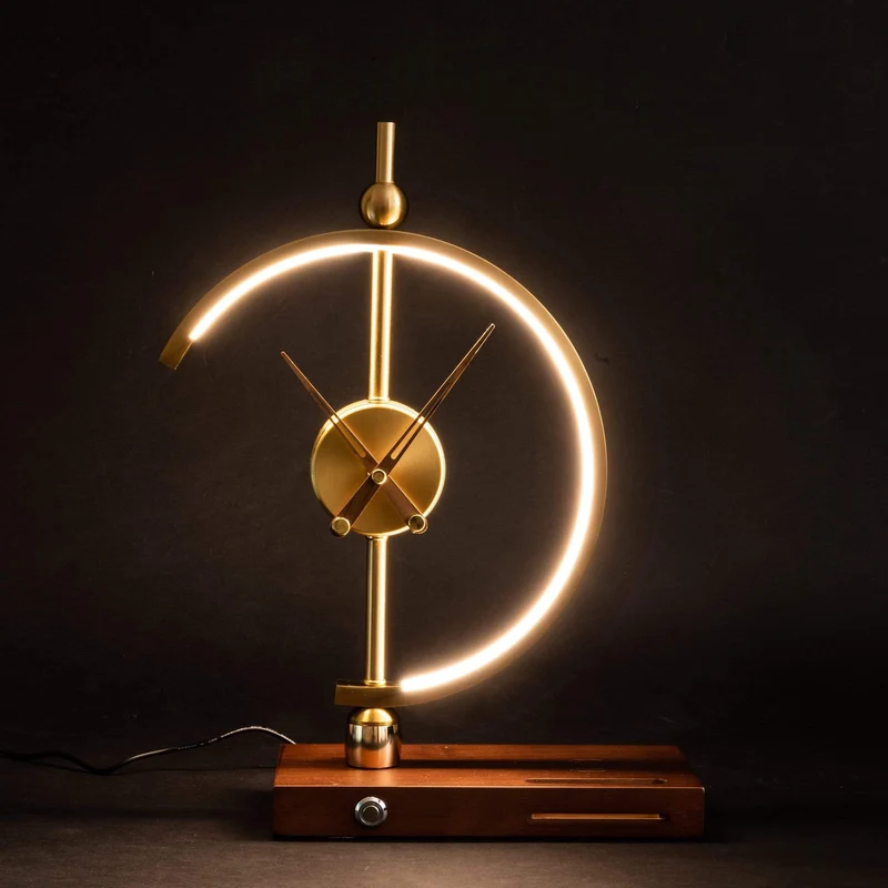 Smart LED Lampe i Træ med Ur og Trådløs Opladning