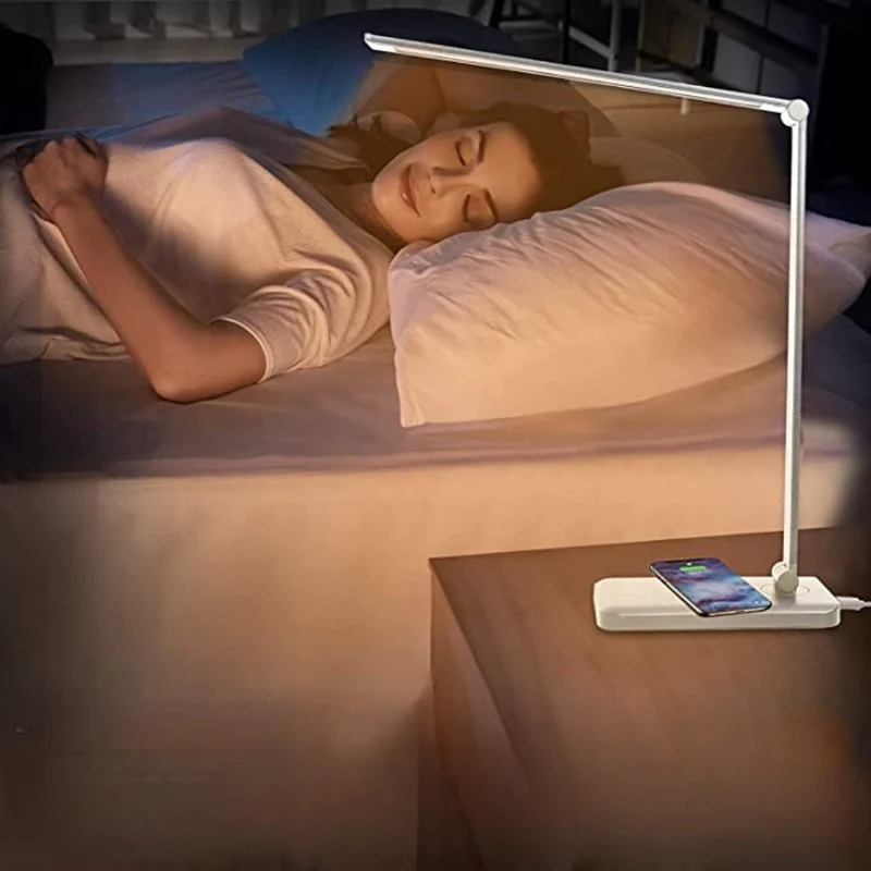 Justerbar LED Skrivebordslampe med USB & Øjenvenligt Lys