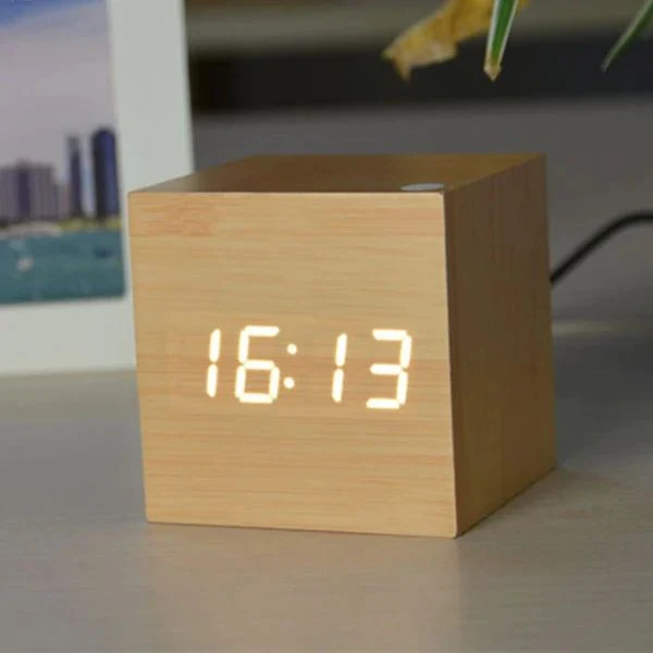 Digital Træur med LED Display - Stilfuldt og Pladsbesparende