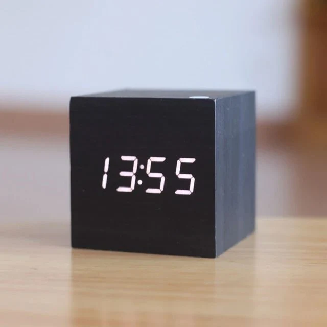 Digital Træur med LED Display - Stilfuldt og Pladsbesparende