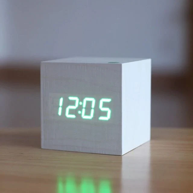 Digital Træur med LED Display - Stilfuldt og Pladsbesparende