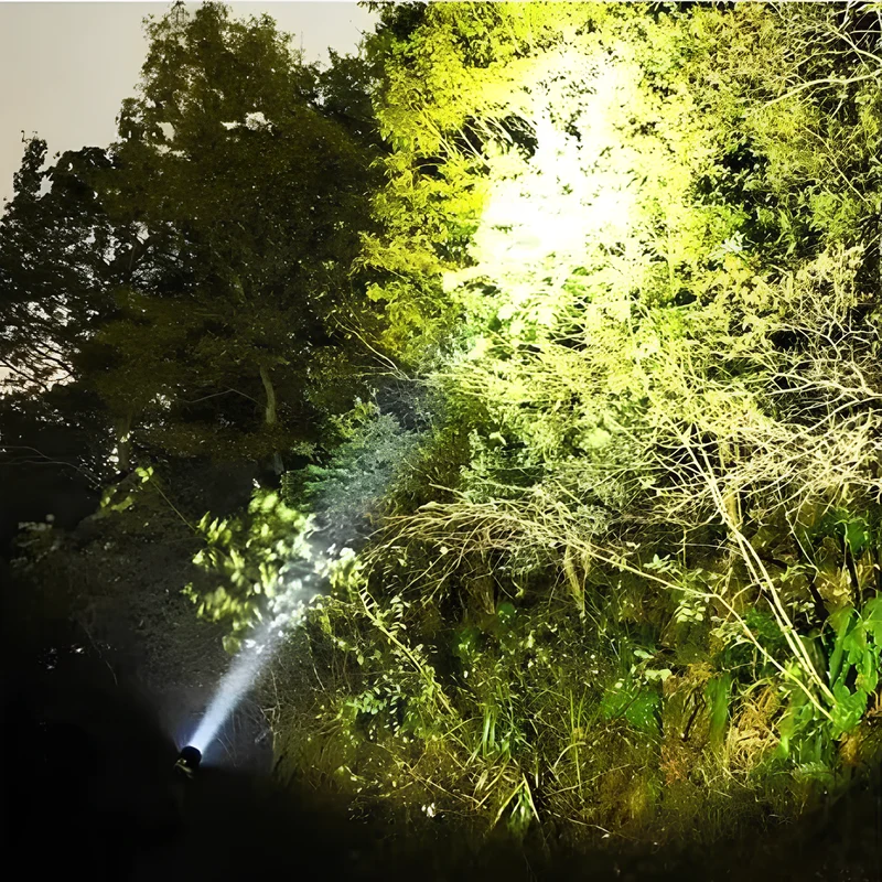 Genopladelig LED Lommelygte med Lang Rækkevidde og Zoom