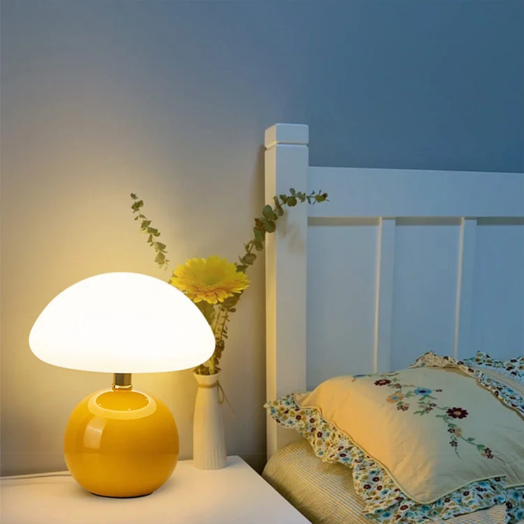 Elegant svampelampe i creme keramik med justerbar LED-lys