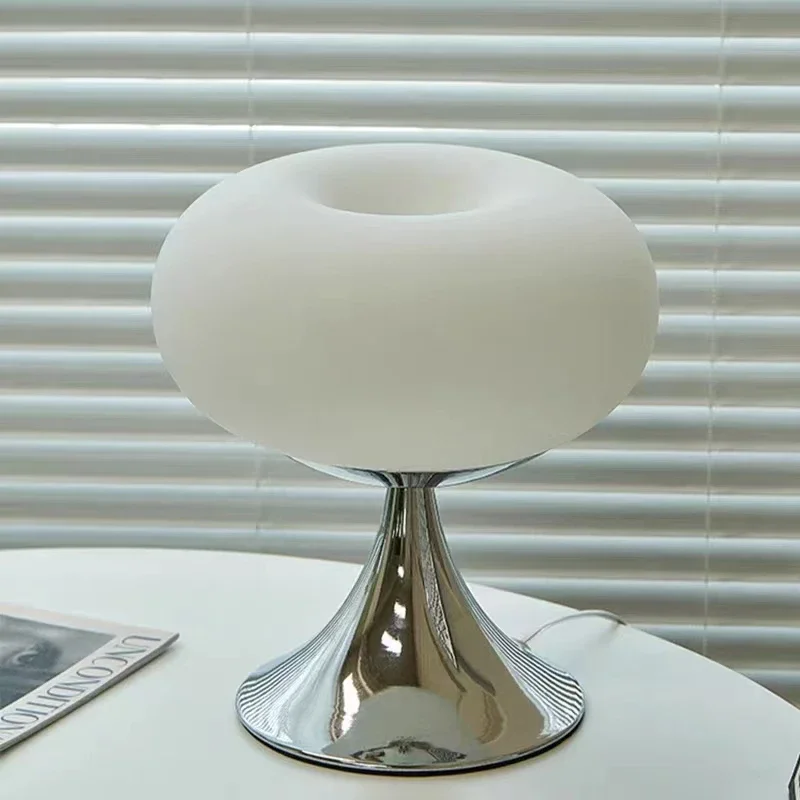 Vintage Bordlampe i Glas og Metal med Tidløs Elegance