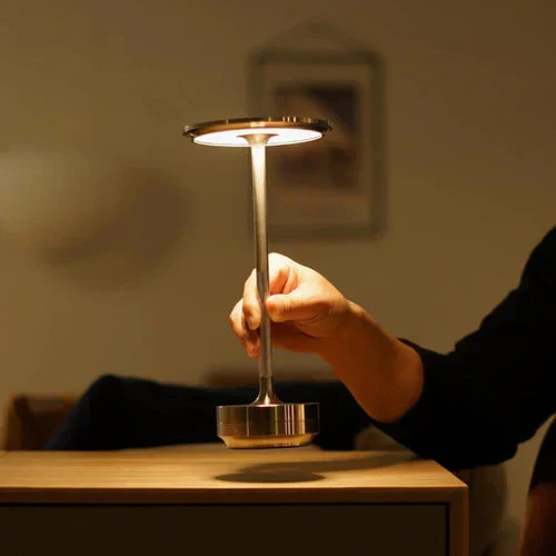Trådløs LED Bordlampe i Guld - Stilfuld og Justerbar Belysning