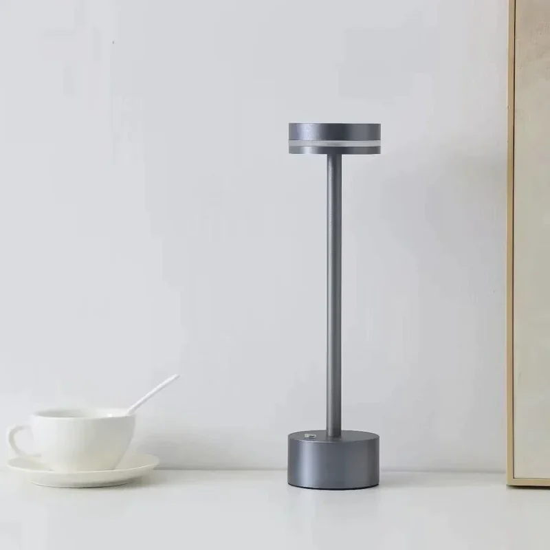Elegant LED Bordlampe i Guldaluminium med Touchkontrol