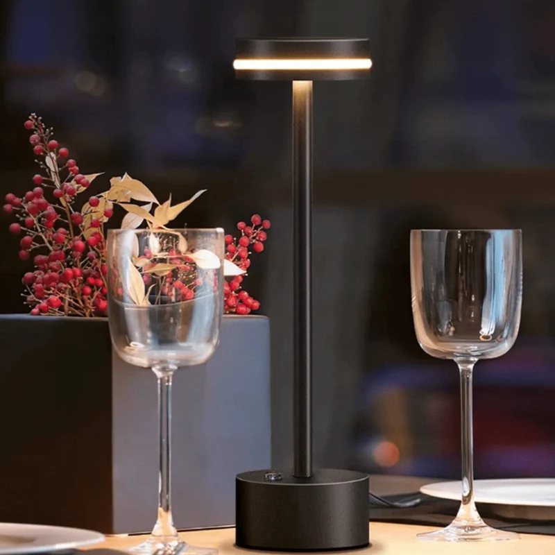 Elegant LED Bordlampe i Guldaluminium med Touchkontrol