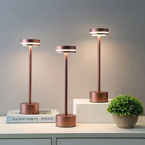 Elegant LED Bordlampe i Guldaluminium med Touchkontrol