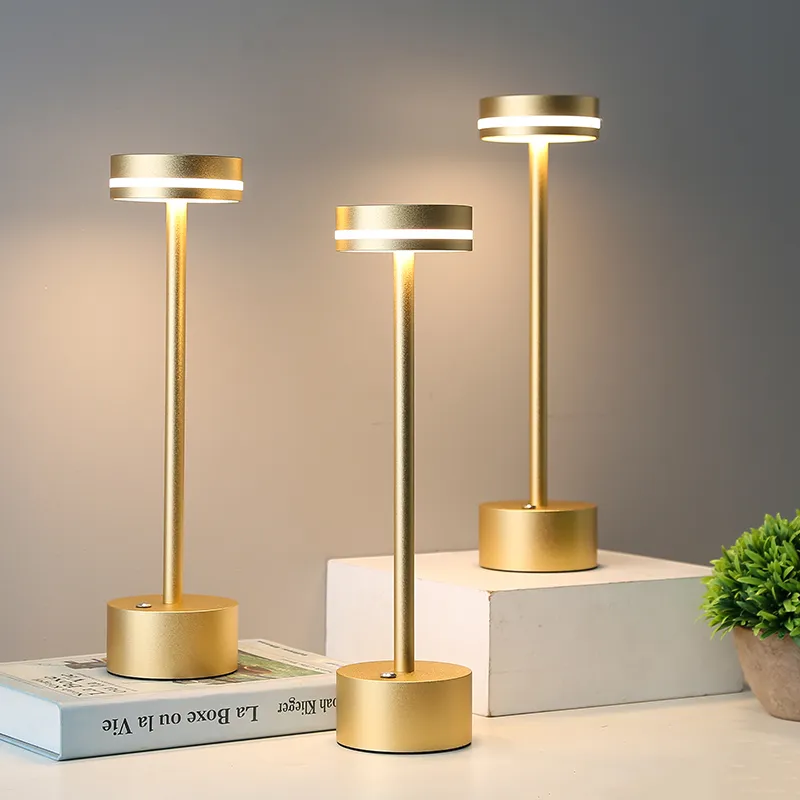 Elegant LED Bordlampe i Guldaluminium med Touchkontrol
