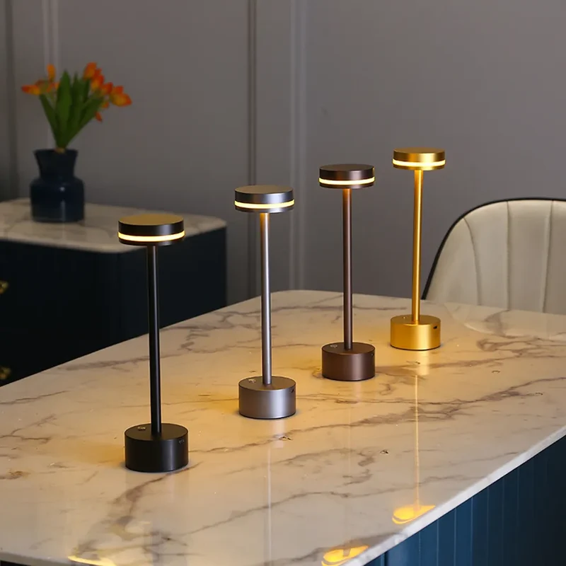 Elegant LED Bordlampe i Guldaluminium med Touchkontrol