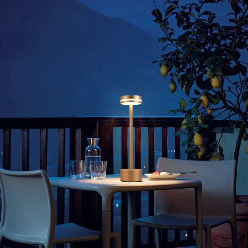 Elegant LED Bordlampe i Guldaluminium med Touchkontrol