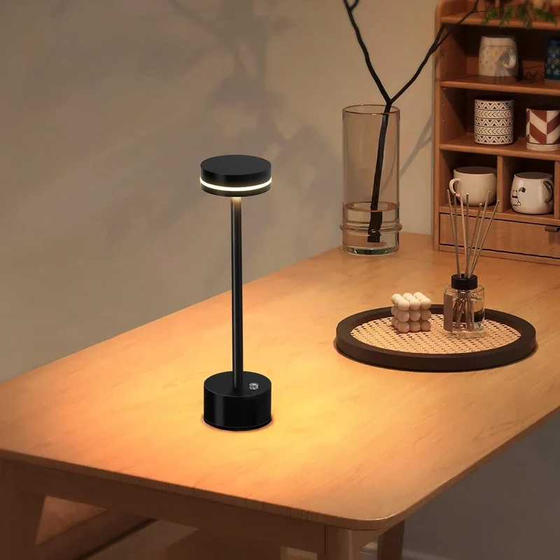 Elegant LED Bordlampe i Guldaluminium med Touchkontrol