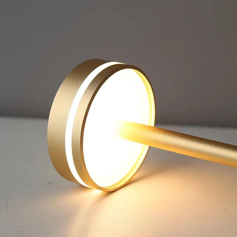 Elegant LED Bordlampe i Guldaluminium med Touchkontrol