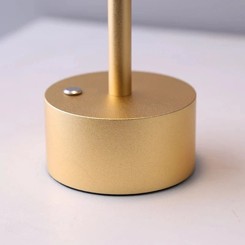 Elegant LED Bordlampe i Guldaluminium med Touchkontrol