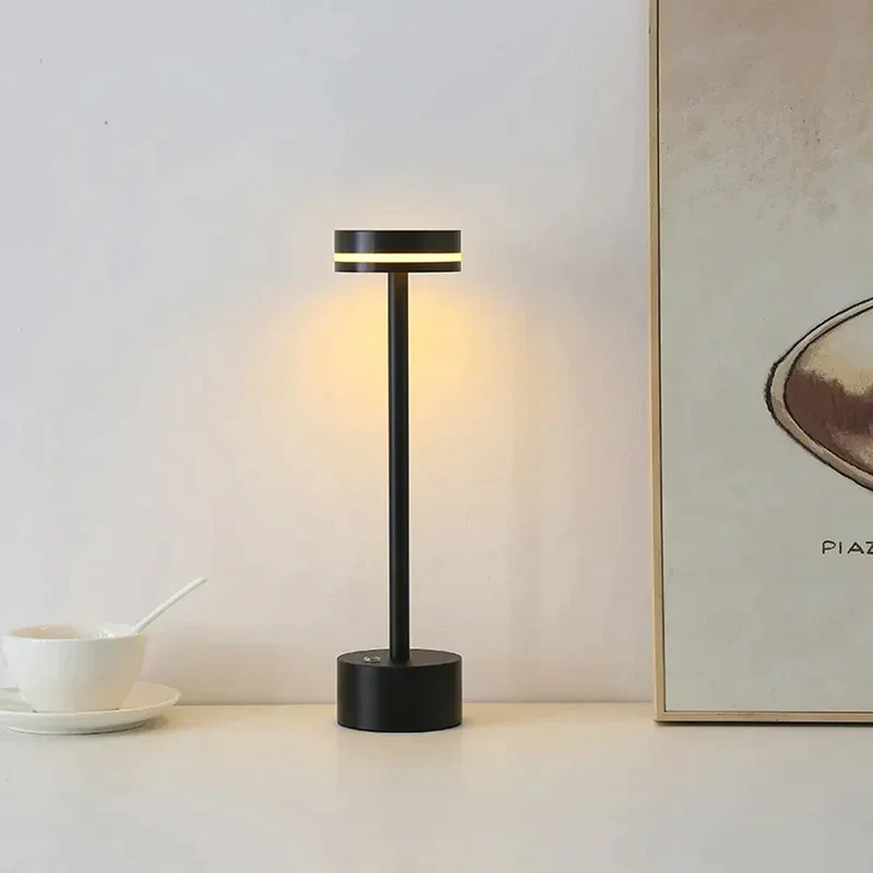 Elegant LED Bordlampe i Guldaluminium med Touchkontrol
