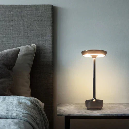 Trådløs LED Bordlampe i Guld med Justerbar Lysstyrke