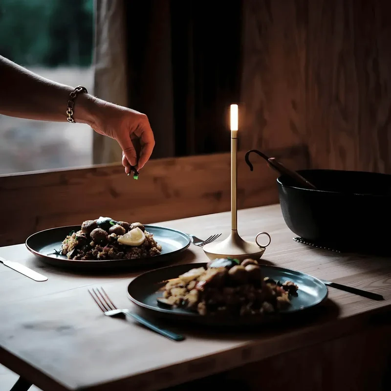 Elegant LED Bordlampe i Aluminium med Justerbar Lysstyrke