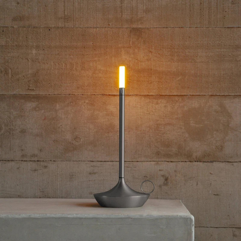 Elegant LED Bordlampe i Aluminium med Justerbar Lysstyrke