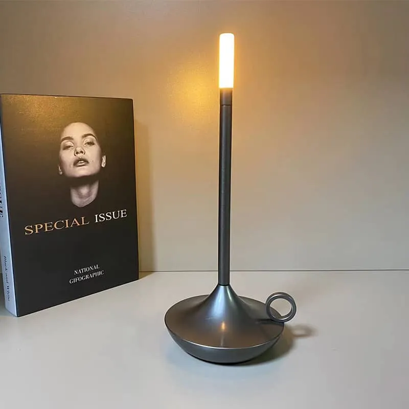 Elegant LED Bordlampe i Aluminium med Justerbar Lysstyrke